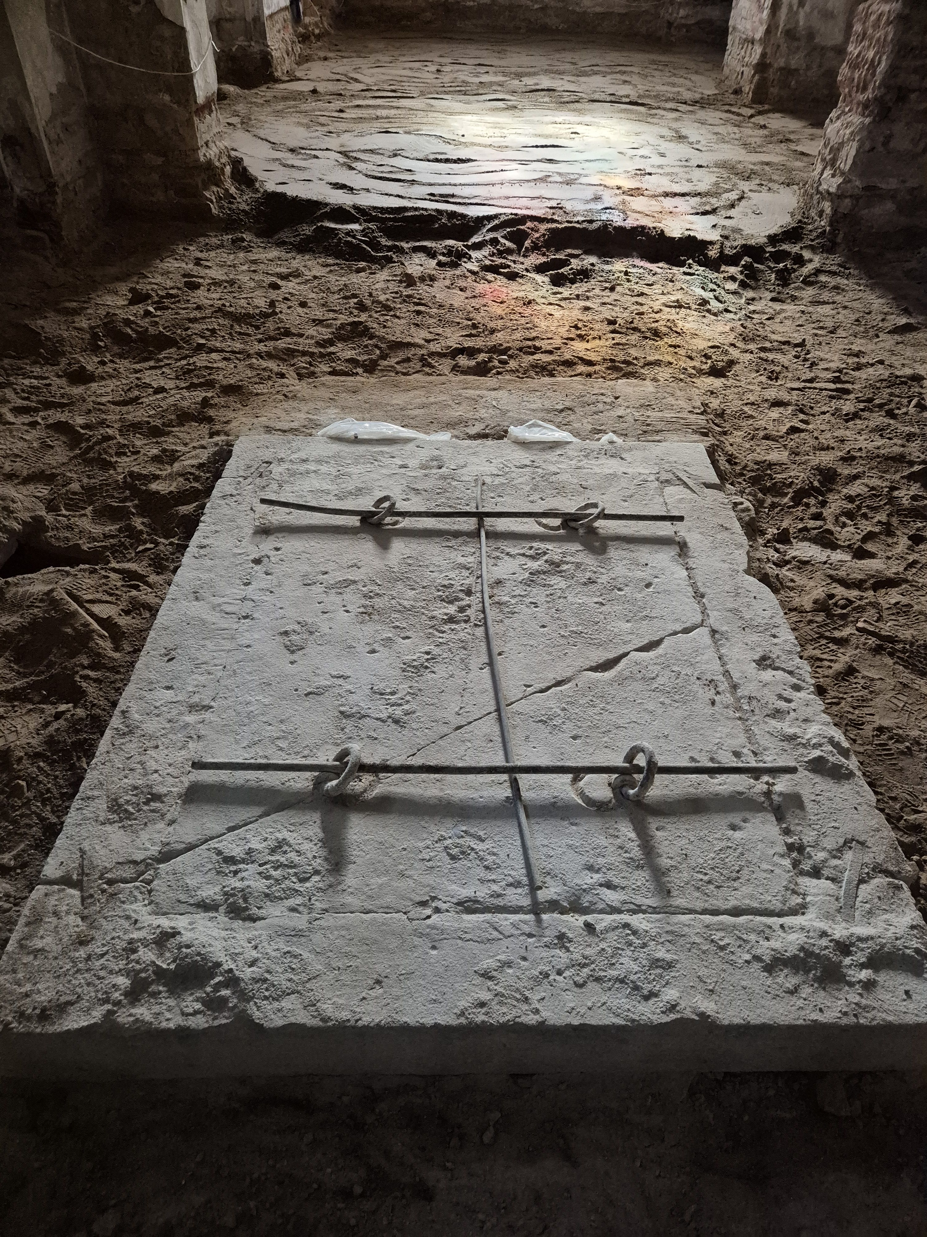 Wyeksponowanie grobowca z 1870 roku - przed